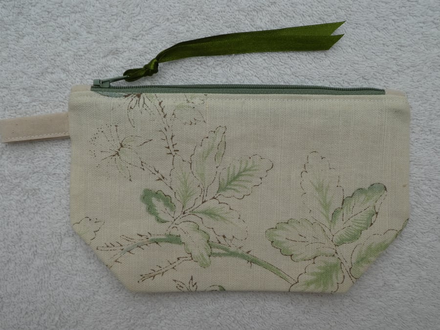 Linen Leaf Pattern Zipped Purse. Fully Lined with Gusset and Zip Pull.