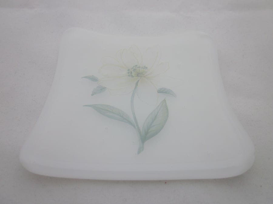 Handmade  fused glass trinket bowl or soap dish - white with daisy