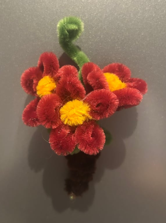 Pretty Posy pipe cleaner flower fridge magnet three maroon flowers