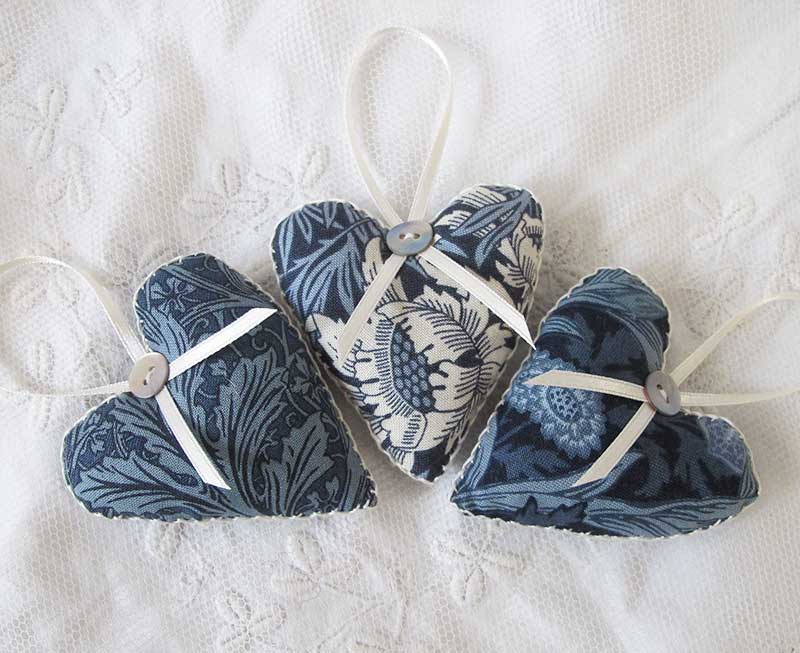 SET OF 3 WILLIAM MORRIS LAVENDER BAGS - HEART SHAPED
