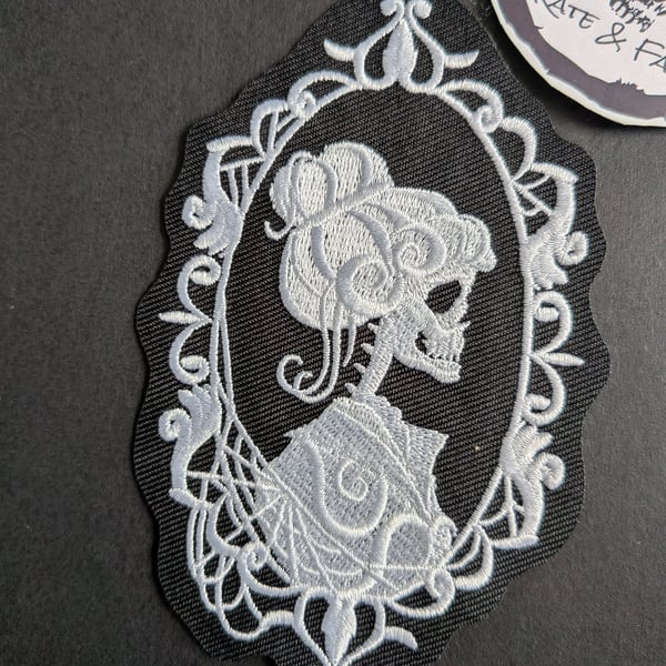 Gothic Skeleton Cameo Embroidered Iron-On Patch - 12x7.3cm