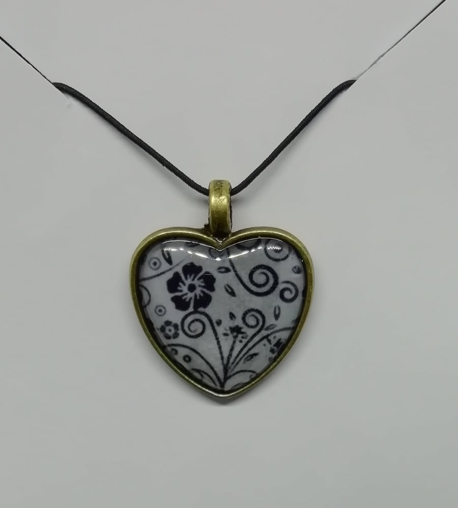 Black and white patterned pendant 