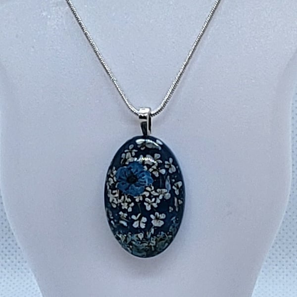 Queen Anne Lace Oval Pendant