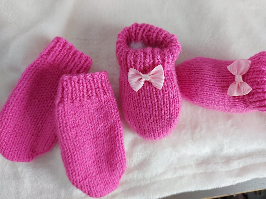 Baby mitten and booties set