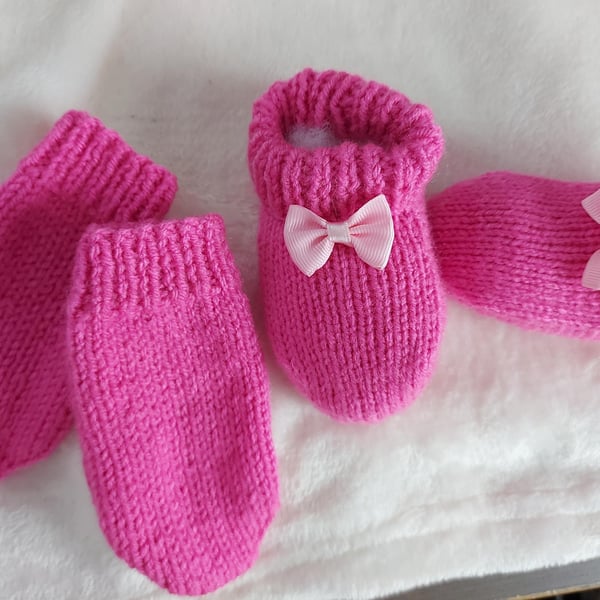 Baby mitten and booties set