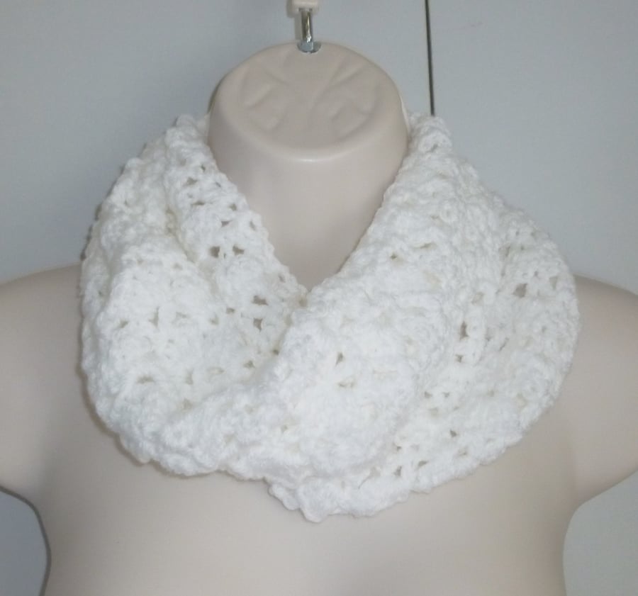 crochet lacy infinity scarf cowl ( FA 471 J5 )