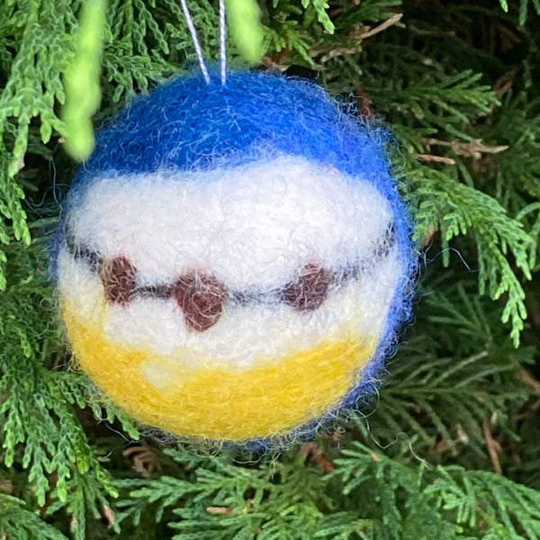 Set of 2 needle-felted wool hanging bauble decoration. Garden birds