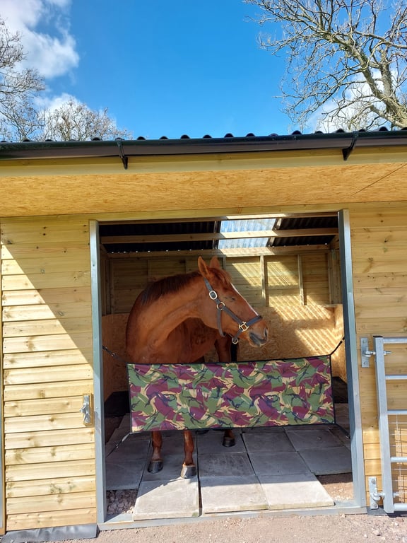 Lightweight waterproof stable guard