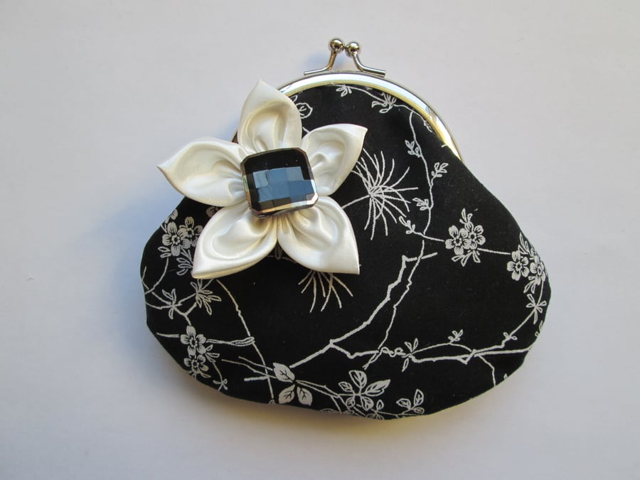 Coin purse with flower