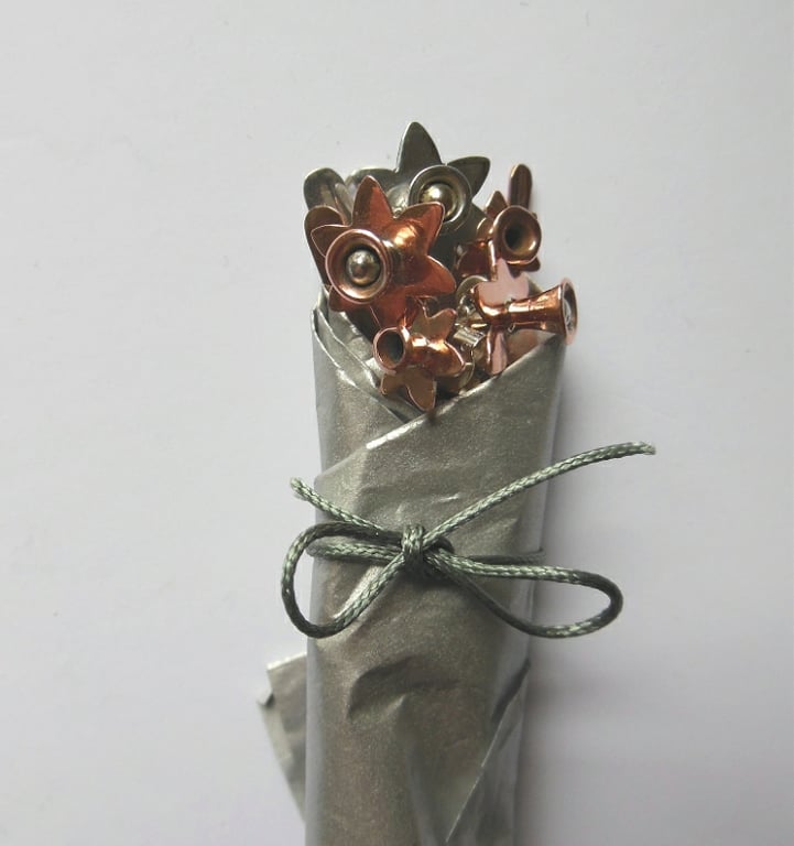 Dainty daffodil studs