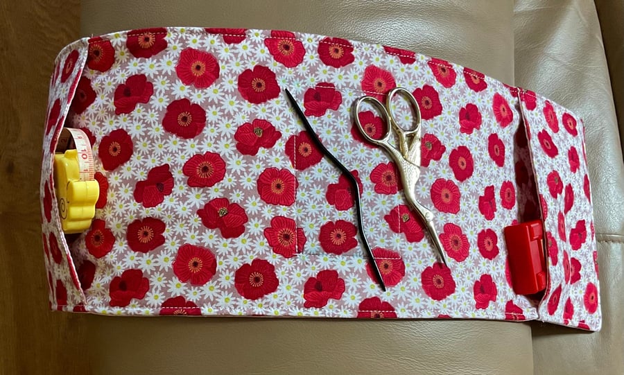 Magnetic cable needle Chair organiser for knitters and crafters, armchair caddy 