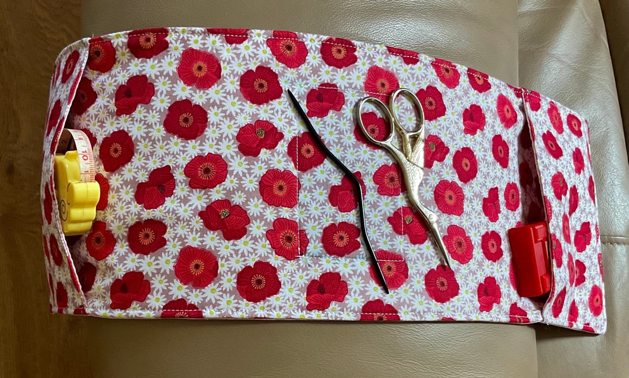 Magnetic cable needle Chair organiser for knitters and crafters, armchair caddy 