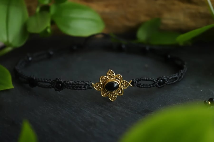 Macrame women's choker with onyx.