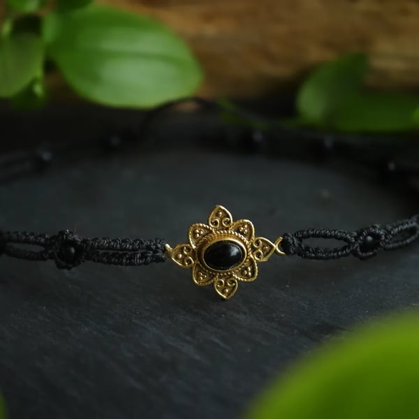 Macrame women's choker with onyx.