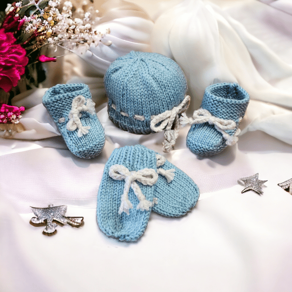 Hand knitted 3 piece newborn baby gift set booties mittens and hat