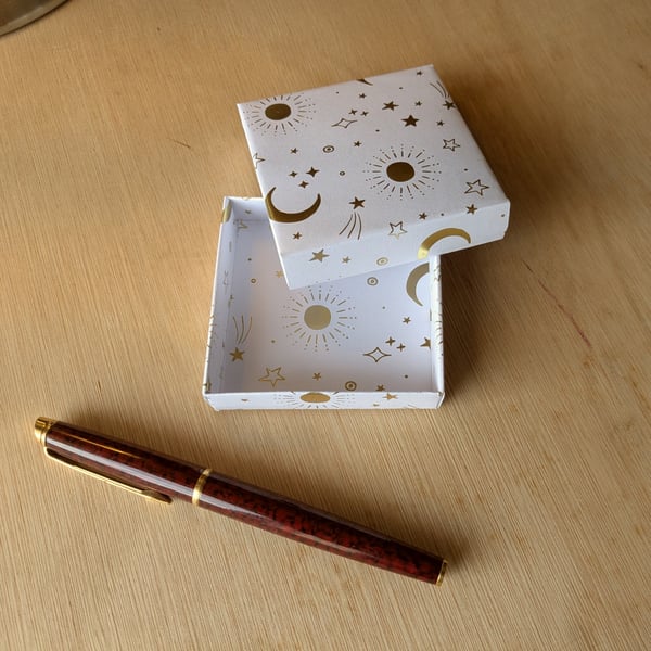'White Moons' - A smaller, handmade, ultra-thin gift box (Code: ERNSWM)