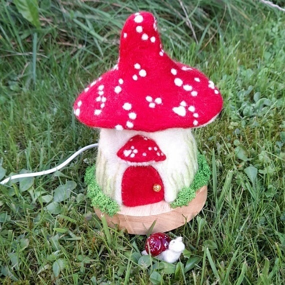 Toadstool House USB Lamp with Happy Snail