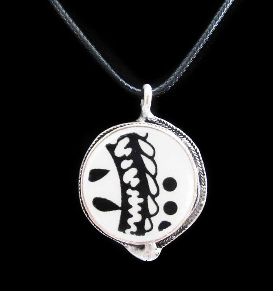 PENDANT VINTAGE CHINA CERAMIC NECKLACE