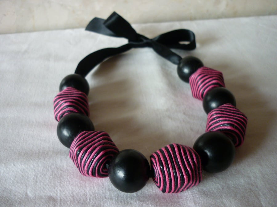 MAGENTA AND BLACK CHUNKY NECKLACE.  467