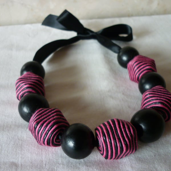 MAGENTA AND BLACK CHUNKY NECKLACE.  467