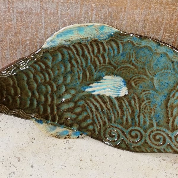 Beautiful fish-shaped concave ceramic dishes