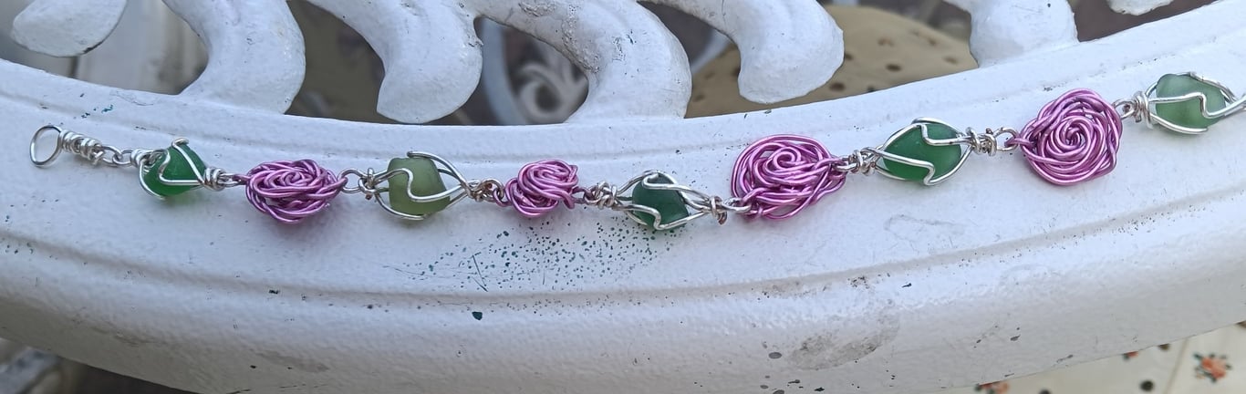 LILAC PINK ROSES WITH GREEN SEAGLASS LEAVES - Bracelet 