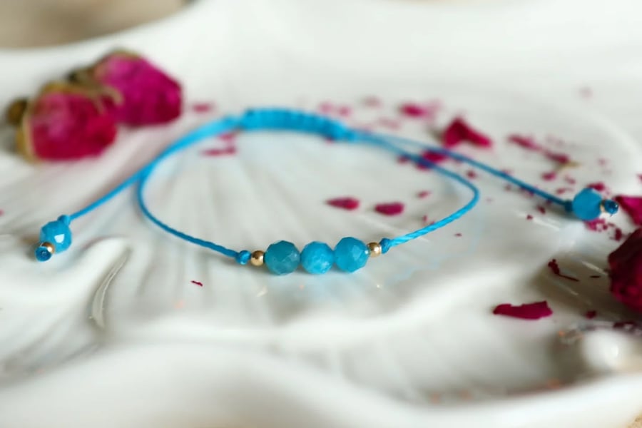 Delicate bracelet with Apatite in turquoise