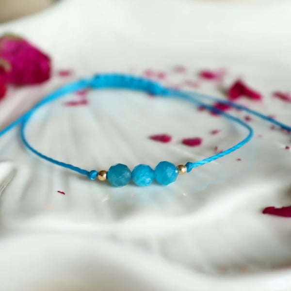 Delicate bracelet with Apatite in turquoise