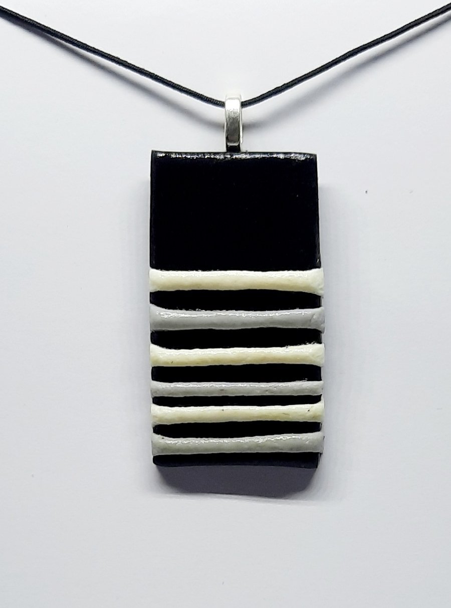 Striped pendant necklace 