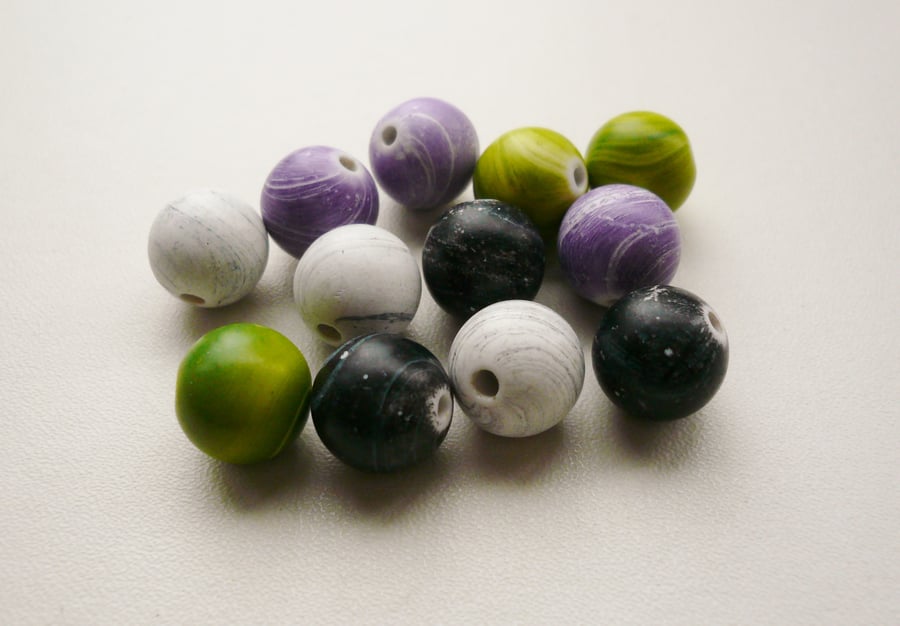 12 Stone Effect Round Resin  Beads