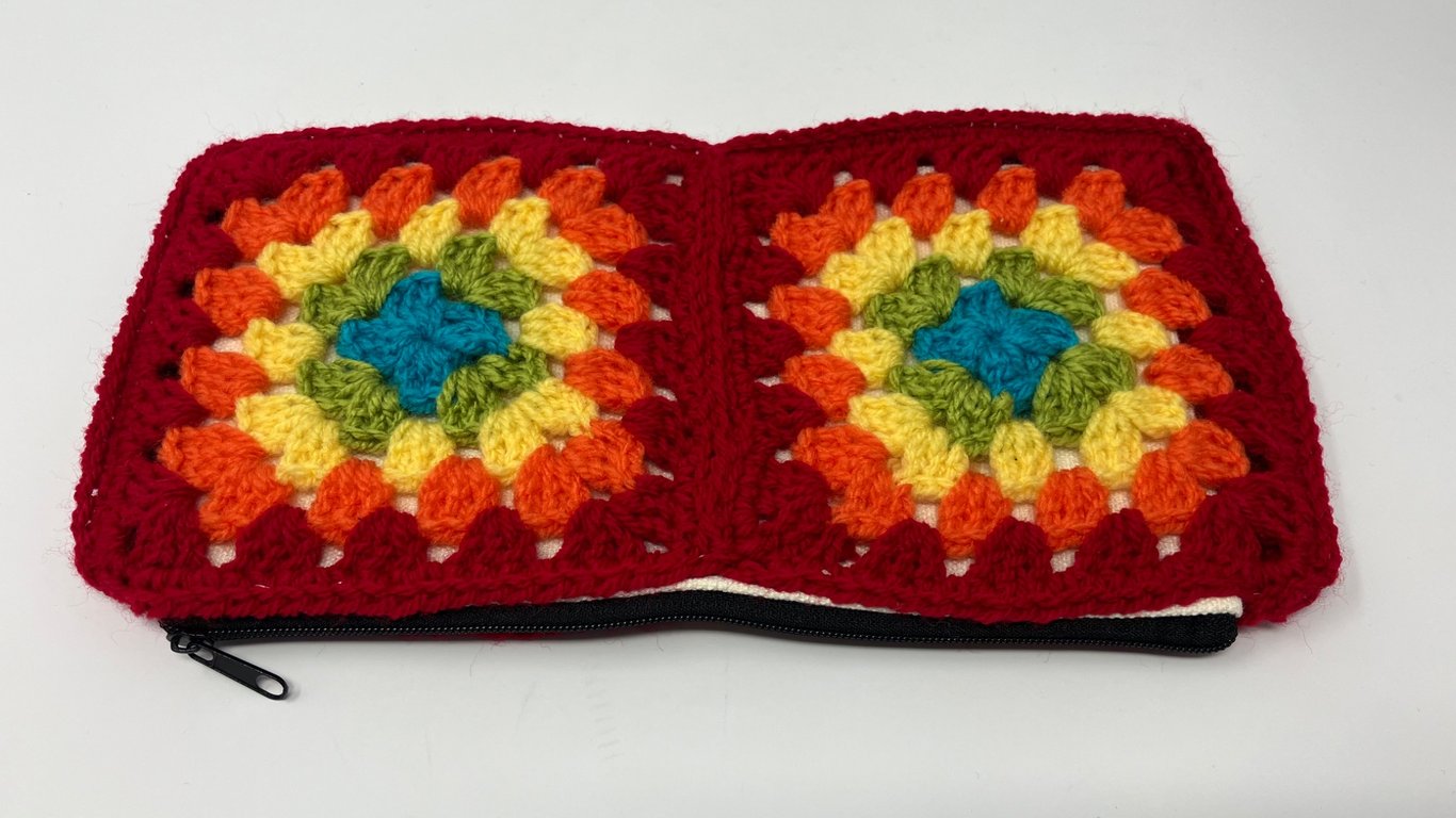 Crochet zip up pouch