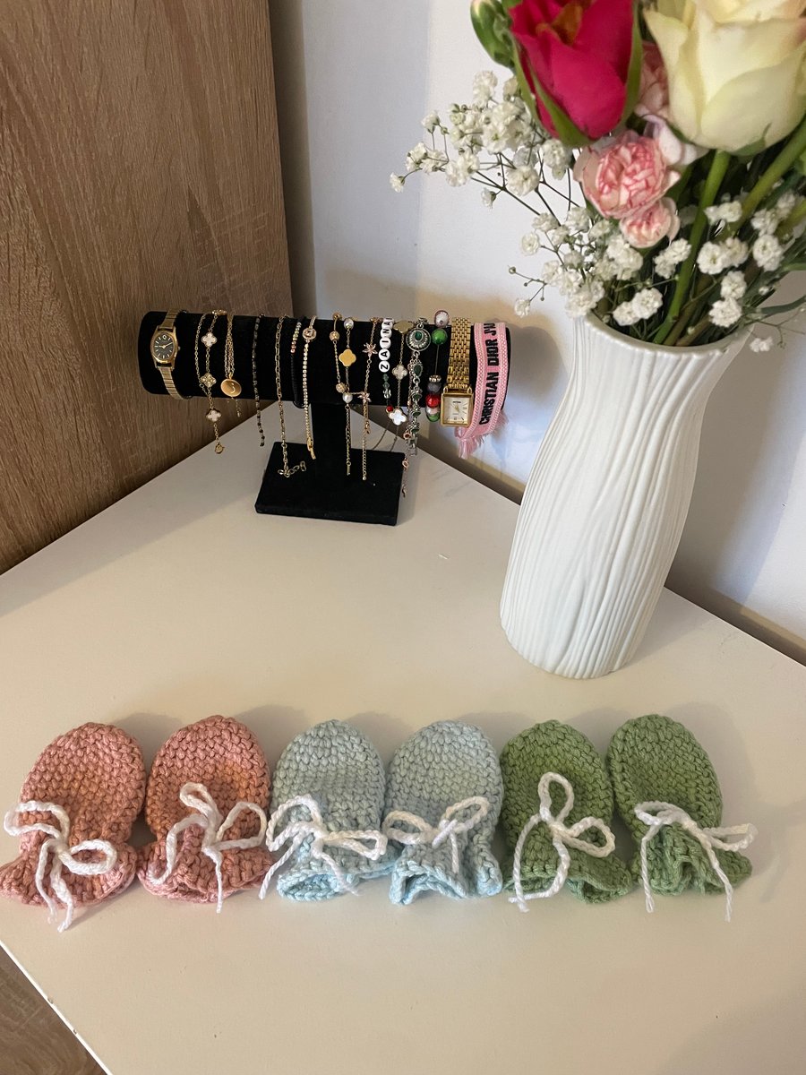  Crochet baby mittens
