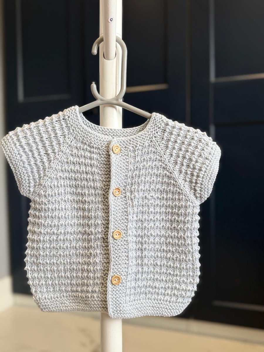 Hand-Knitted Baby Vest with Textured Ridge Pattern – Light Grey (9-12m)