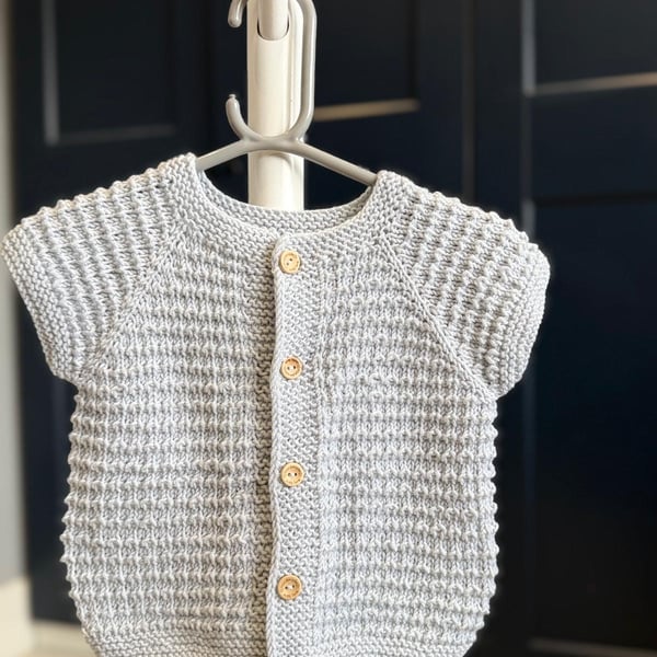 Hand-Knitted Baby Vest with Textured Ridge Pattern – Light Grey (9-12m)