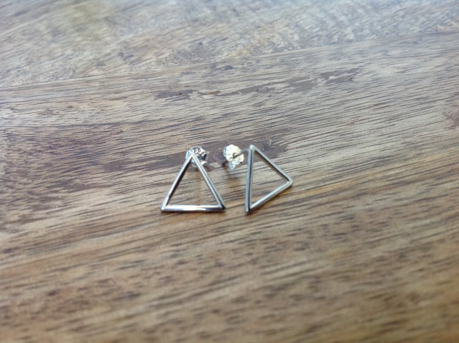 TRIANGLE STUD EARRINGS