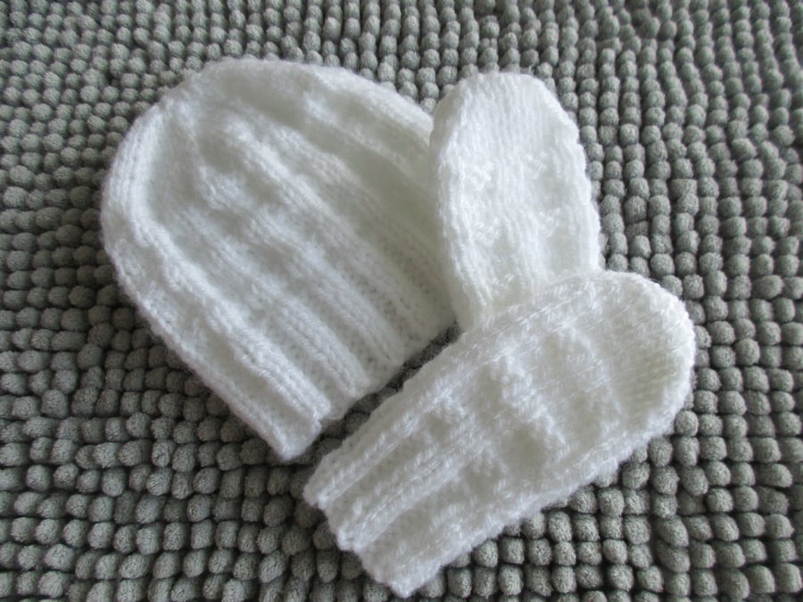 REDUCED Newborn Beanie and Mittens Set
