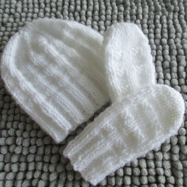 REDUCED Newborn Beanie and Mittens Set