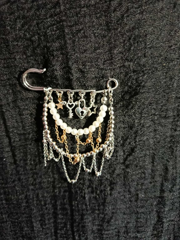 Safety pin brooch 