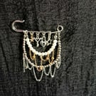 Safety pin brooch 