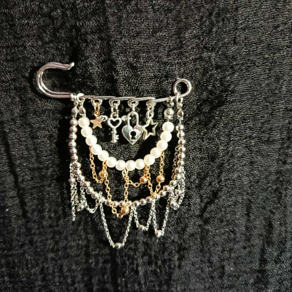 Safety pin brooch 