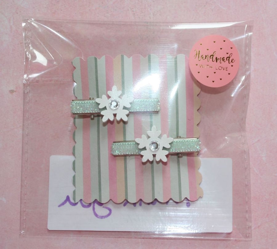 1 pair of snowflake hair slides