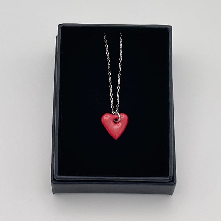 Red sweetheart porcelain necklace
