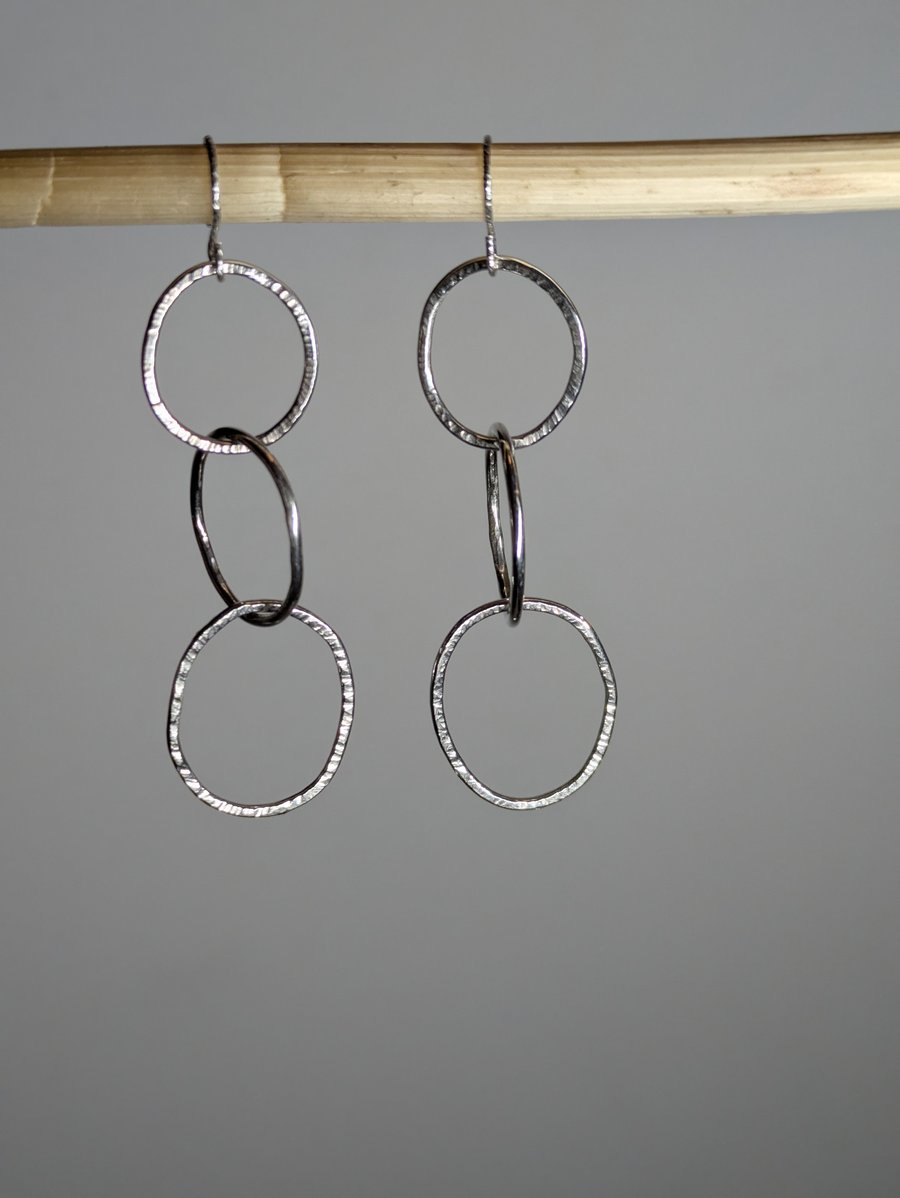 Linked oval silver earrings 