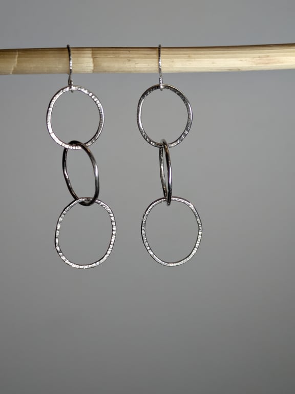 Linked oval silver earrings 