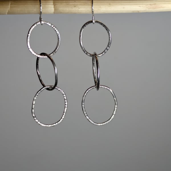 Linked oval silver earrings 