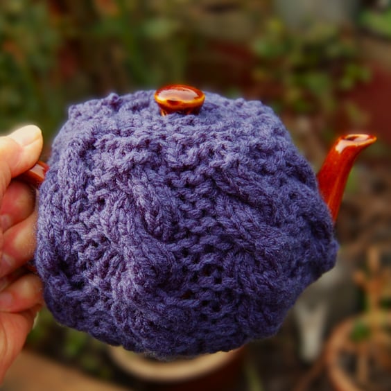  Small tea cosy cable design - deep blue
