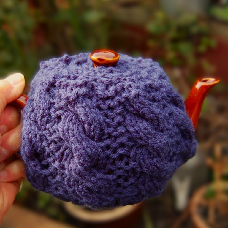  Small tea cosy cable design - deep blue