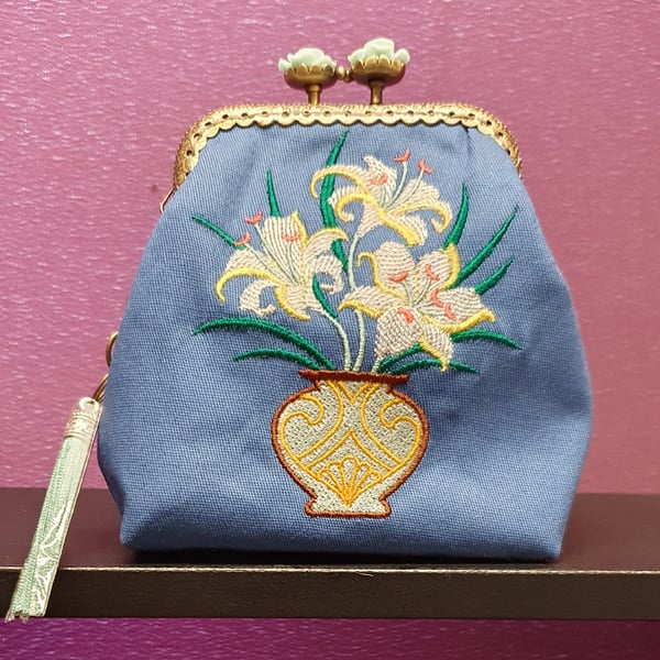 Art Deco Lily Bouquet design purse.