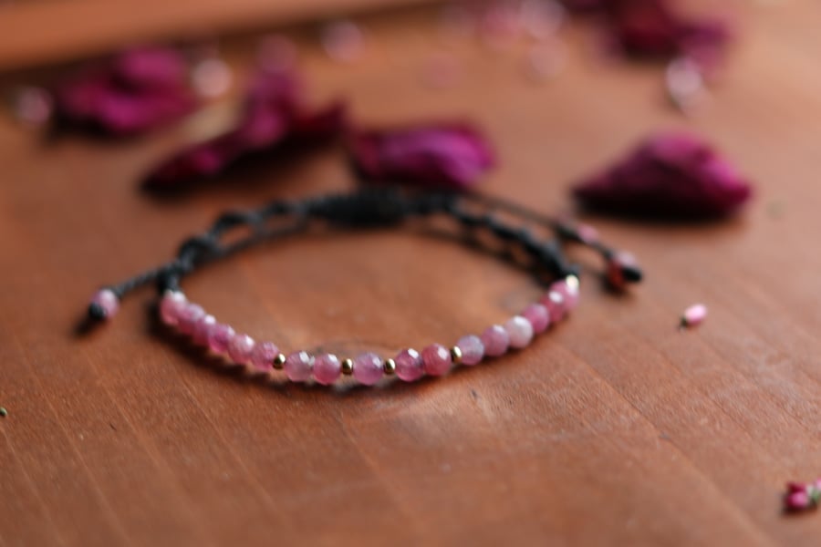 Bracelet wi pink Tourmaline in black.