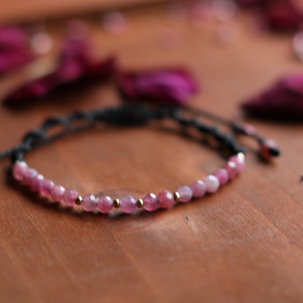 Bracelet wi pink Tourmaline in black.